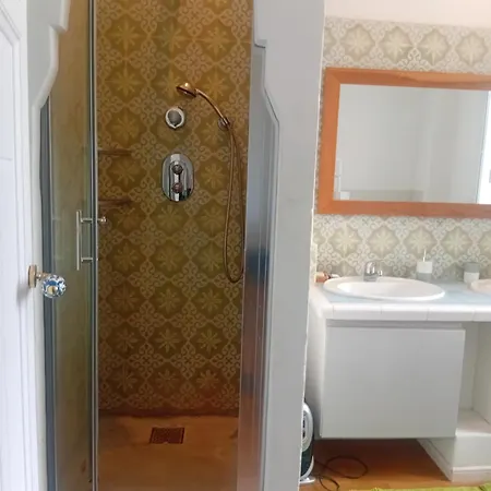 Grande Cosy Avec Kitchenette, Salle De Bain Et Wc Privatif *
